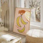 affiche avec une main orange tenant des bananes jaunes et bleues sur fond rose p salon beige.webp