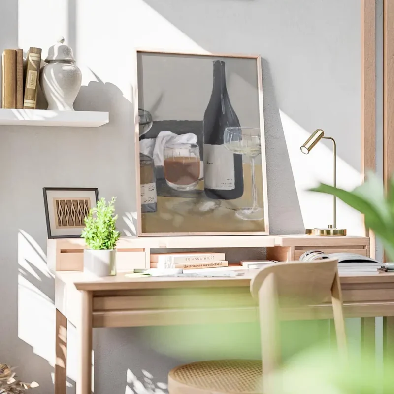affiche avec une nature morte de bouteille de vin verre a pied et verre a whisky bureau.webp