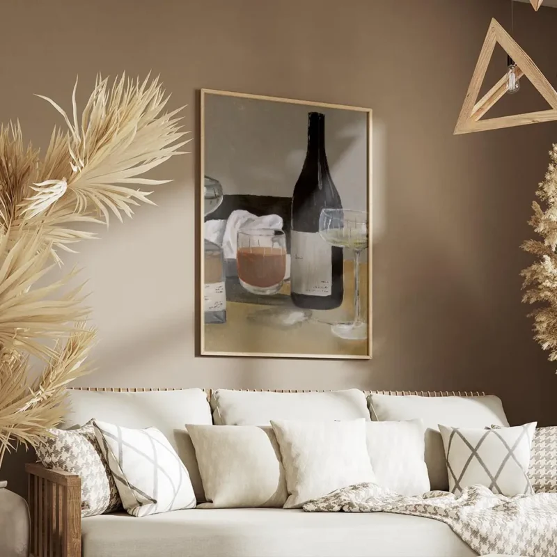 affiche avec une nature morte de bouteille de vin verre a pied et verre a whisky salon.webp