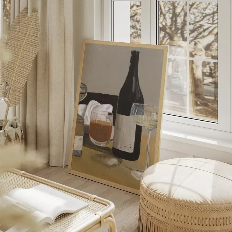 affiche avec une nature morte de bouteille de vin verre a pied et verre a whisky salon beige.webp