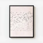 affiche avec une nuee doiseaux noirs en vol sur un fond rose texture illustratio avec cadre.webp