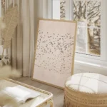 affiche avec une nuee doiseaux noirs en vol sur un fond rose texture illustratio salon beige.webp