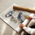 affiche avec une peinture a laquarelle abstraite aux coups de pinceau bleus et b enroule.webp