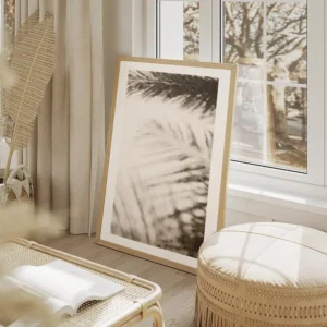 affiche avec une photographie de palmiers et dombres sur du sable beige de style salon beige.webp