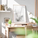 affiche avec une plume blanche duveteuse et legere posee sur un fond blanc pour bureau.webp