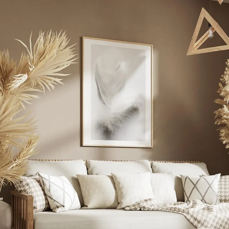 affiche avec une plume blanche duveteuse et legere posee sur un fond blanc pour salon.webp