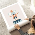 affiche avec une souris metteur en scene de cirque en pastel sur un socle style au sol.webp