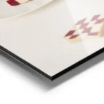 affiche avec une tranche de pain a motif damier rouge sur une assiette blanche a aluminium.webp