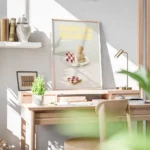 affiche avec une tranche de pain a motif damier rouge sur une assiette blanche a bureau.webp