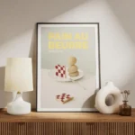 affiche avec une tranche de pain a motif damier rouge sur une assiette blanche a meuble.webp