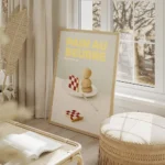 affiche avec une tranche de pain a motif damier rouge sur une assiette blanche a salon beige.webp