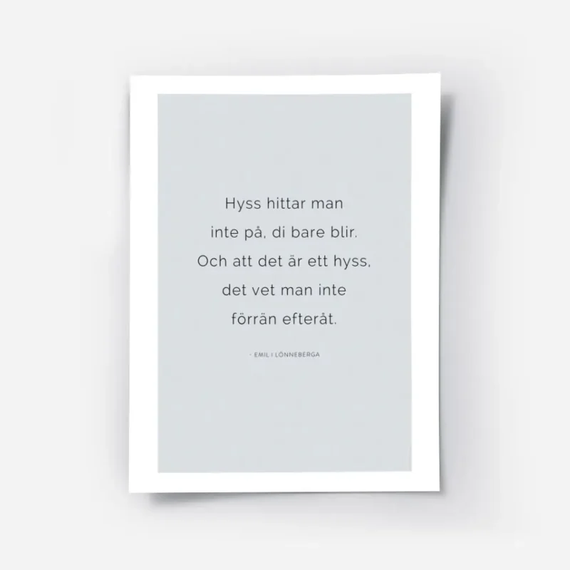 affiche avec une typographie noire sur fond gris clair affichant une citation de.webp