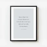 affiche avec une typographie noire sur fond gris clair affichant une citation de avec cadre.webp