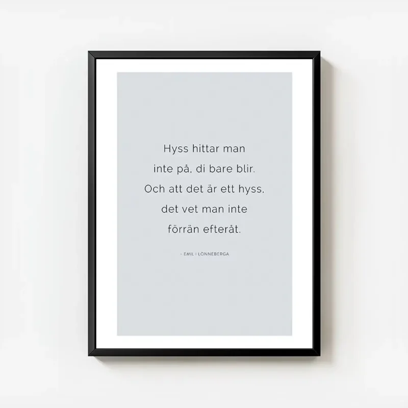 affiche avec une typographie noire sur fond gris clair affichant une citation de avec cadre.webp