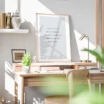 affiche avec une typographie noire sur fond gris clair affichant une citation de bureau.webp