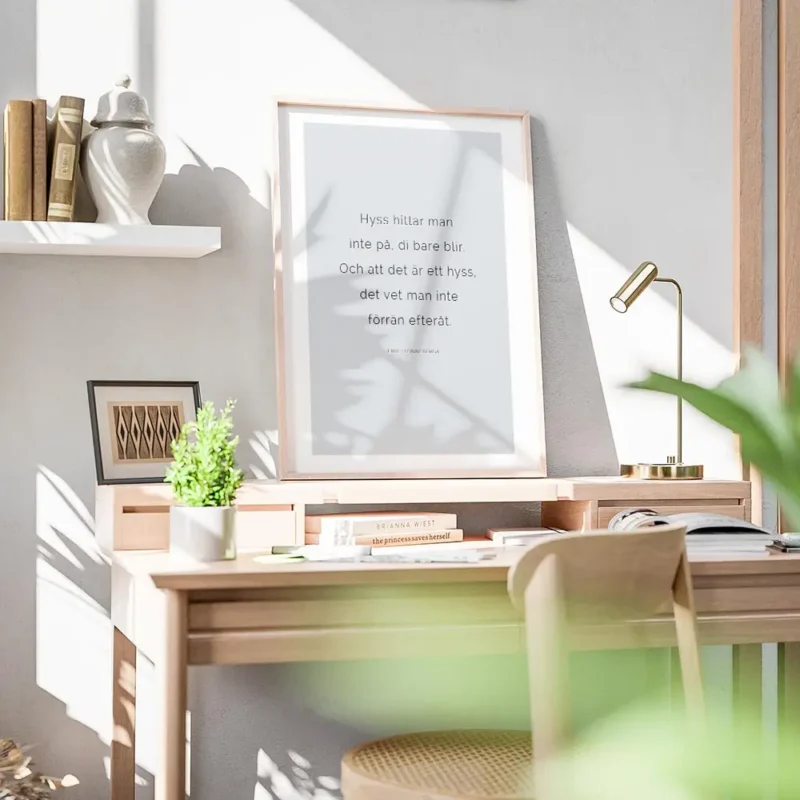 affiche avec une typographie noire sur fond gris clair affichant une citation de bureau.webp
