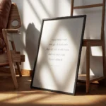 affiche avec une typographie noire sur fond gris clair affichant une citation de encadre.webp
