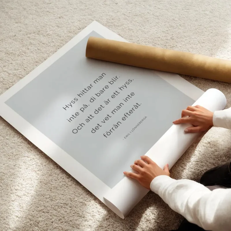 affiche avec une typographie noire sur fond gris clair affichant une citation de enroule.webp