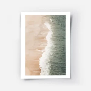 affiche avec vue aerienne sur une plage de sable beige et les vagues deferlantes.webp