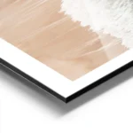 affiche avec vue aerienne sur une plage de sable beige et les vagues deferlantes aluminium.webp