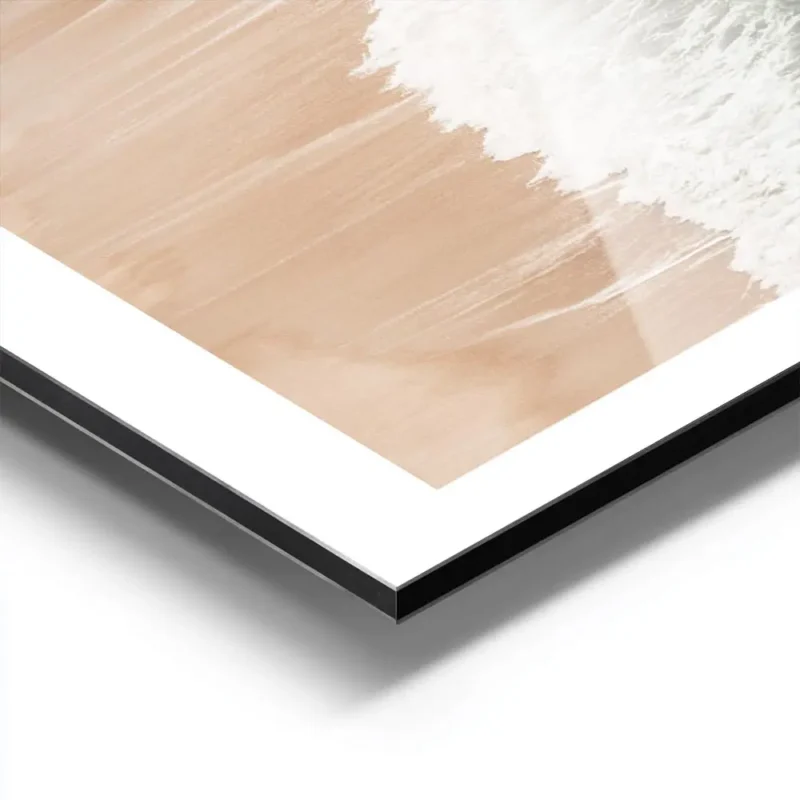 affiche avec vue aerienne sur une plage de sable beige et les vagues deferlantes aluminium.webp