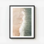 affiche avec vue aerienne sur une plage de sable beige et les vagues deferlantes avec cadre.webp
