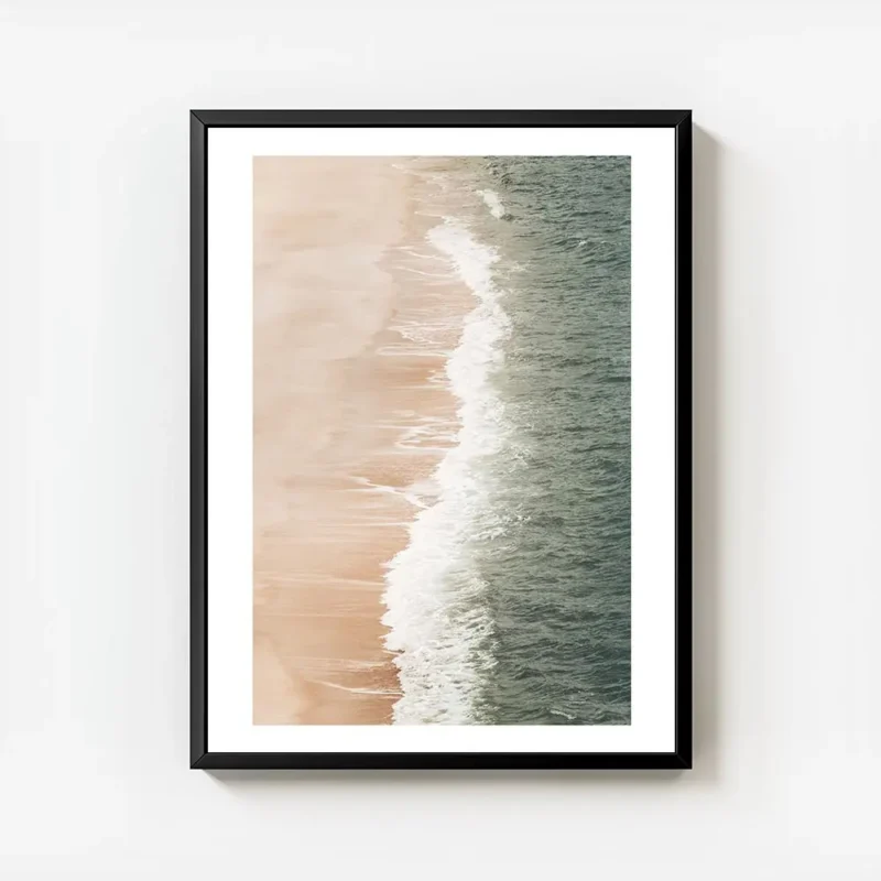 affiche avec vue aerienne sur une plage de sable beige et les vagues deferlantes avec cadre.webp
