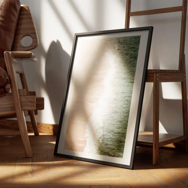 affiche avec vue aerienne sur une plage de sable beige et les vagues deferlantes encadre.webp