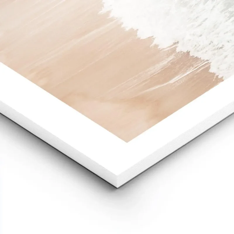 affiche avec vue aerienne sur une plage de sable beige et les vagues deferlantes lightpanel.webp
