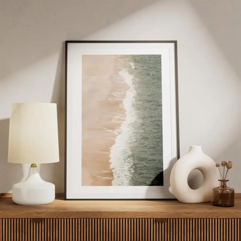 affiche avec vue aerienne sur une plage de sable beige et les vagues deferlantes meuble.webp