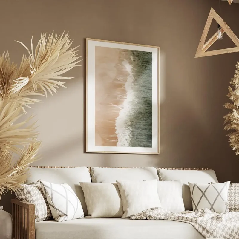 affiche avec vue aerienne sur une plage de sable beige et les vagues deferlantes salon.webp