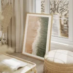 affiche avec vue aerienne sur une plage de sable beige et les vagues deferlantes salon beige.webp