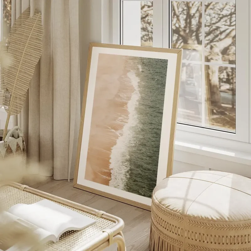 affiche avec vue aerienne sur une plage de sable beige et les vagues deferlantes salon beige.webp