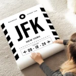 affiche avion personnalisee en noir et blanc avec texte jfk new york et date de au sol.webp