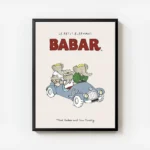 affiche babar et sa famille delephants en voiture bleue illustration joyeuse de avec cadre.webp