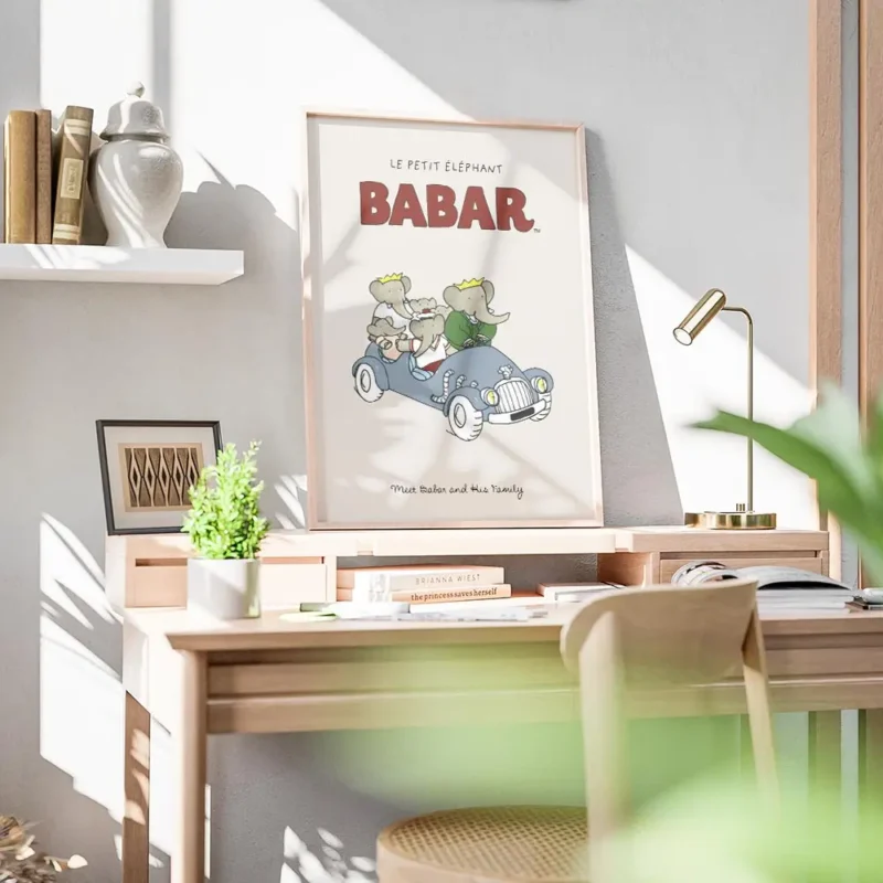 affiche babar et sa famille delephants en voiture bleue illustration joyeuse de bureau.webp