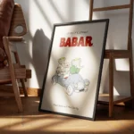 affiche babar et sa famille delephants en voiture bleue illustration joyeuse de encadre.webp