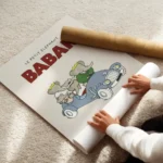 affiche babar et sa famille delephants en voiture bleue illustration joyeuse de enroule.webp