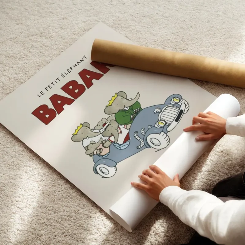 affiche babar et sa famille delephants en voiture bleue illustration joyeuse de enroule.webp