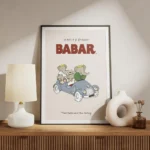 affiche babar et sa famille delephants en voiture bleue illustration joyeuse de meuble.webp