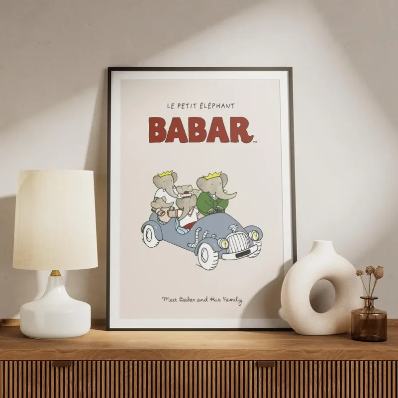 affiche babar et sa famille delephants en voiture bleue illustration joyeuse de meuble.webp