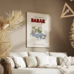 affiche babar et sa famille delephants en voiture bleue illustration joyeuse de salon.webp