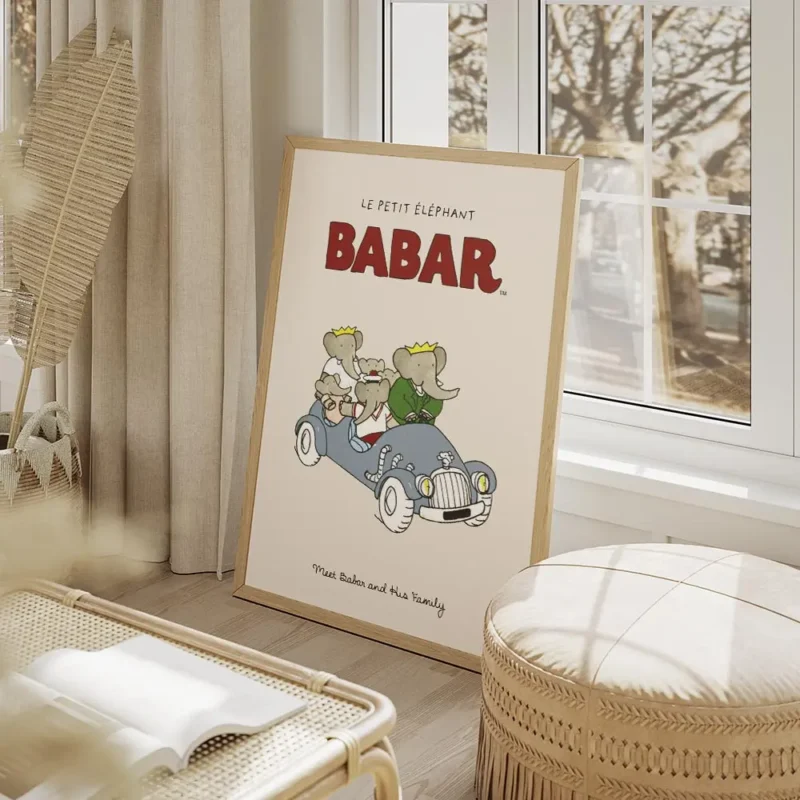 affiche babar et sa famille delephants en voiture bleue illustration joyeuse de salon beige.webp