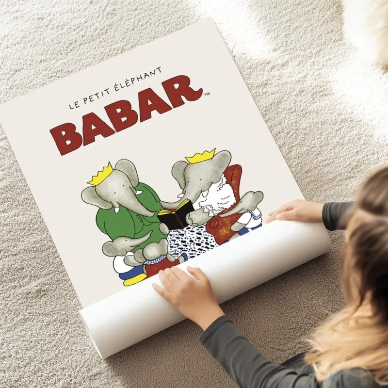 affiche babar et sa famille reine celeste pom flora et alexandre lisant un livre au sol.webp