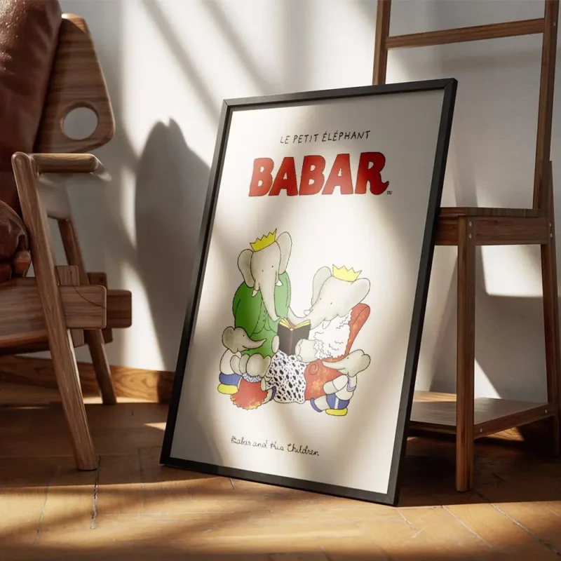 affiche babar et sa famille reine celeste pom flora et alexandre lisant un livre encadre.webp