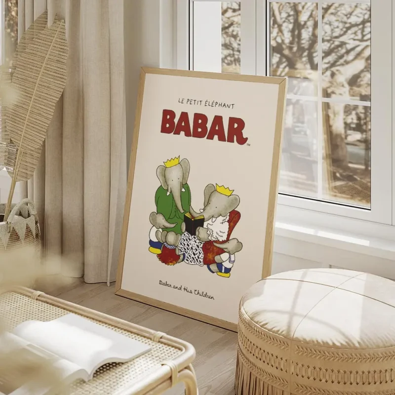 affiche babar et sa famille reine celeste pom flora et alexandre lisant un livre salon beige.webp