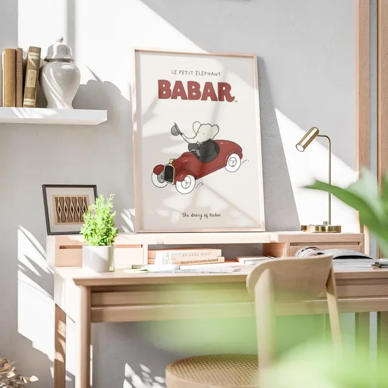 affiche babar vintage lelephant en costume noir conduisant une voiture rouge sur bureau.webp