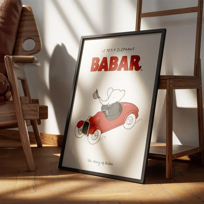 affiche babar vintage lelephant en costume noir conduisant une voiture rouge sur encadre.webp