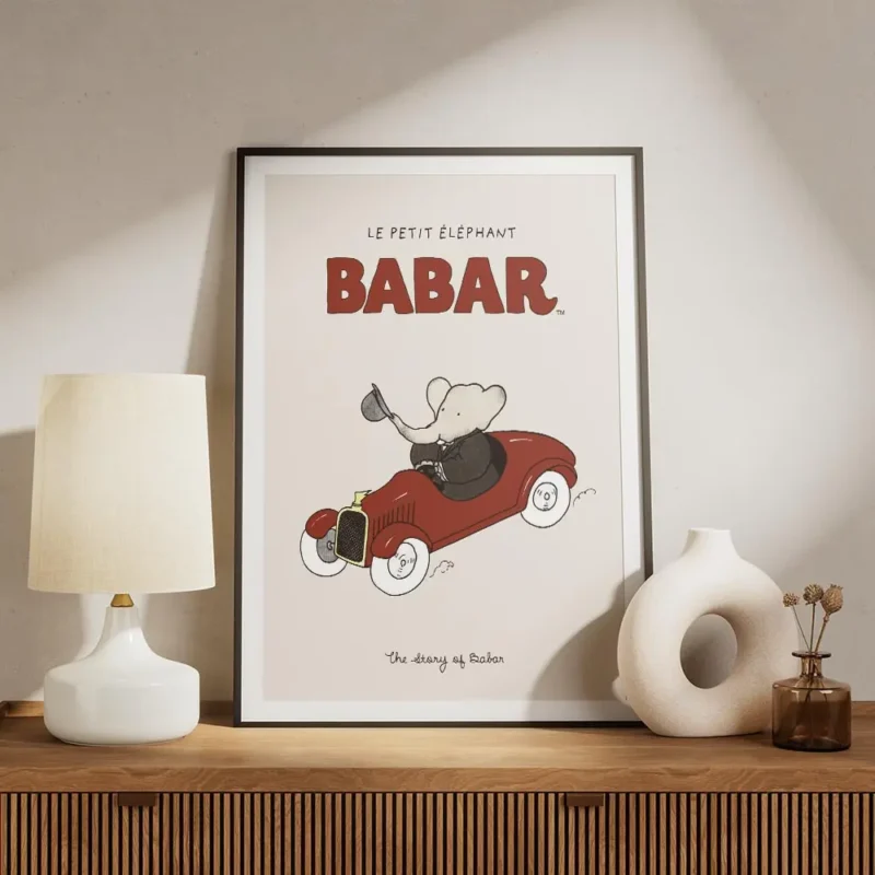 affiche babar vintage lelephant en costume noir conduisant une voiture rouge sur meuble.webp
