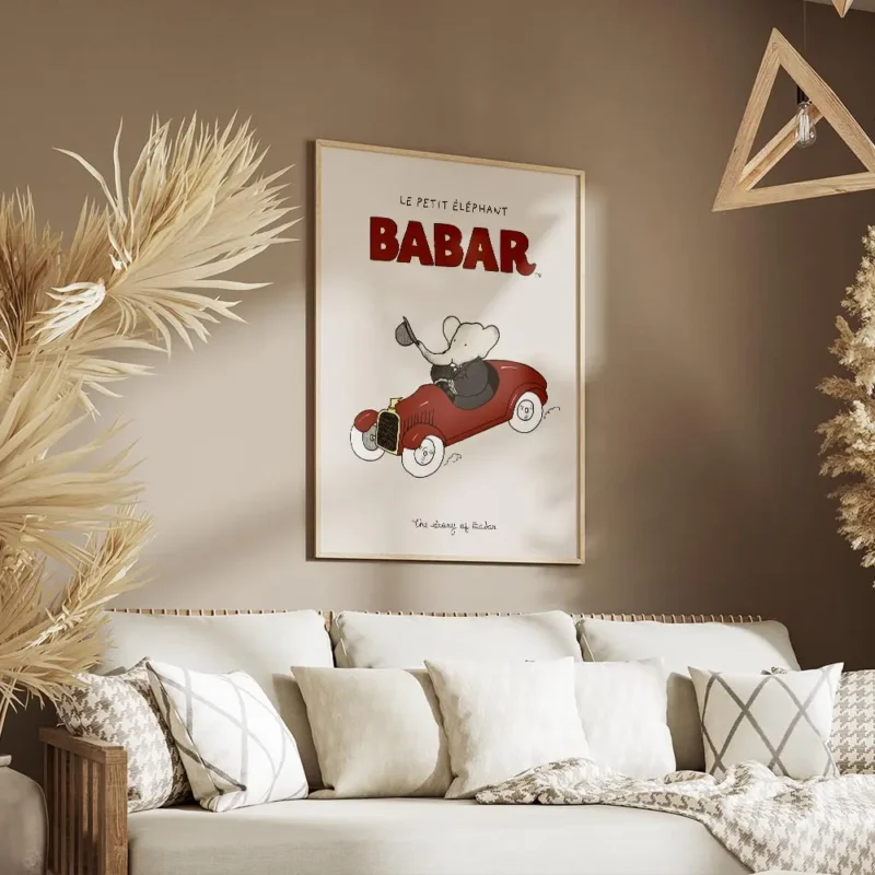 affiche babar vintage lelephant en costume noir conduisant une voiture rouge sur salon.webp